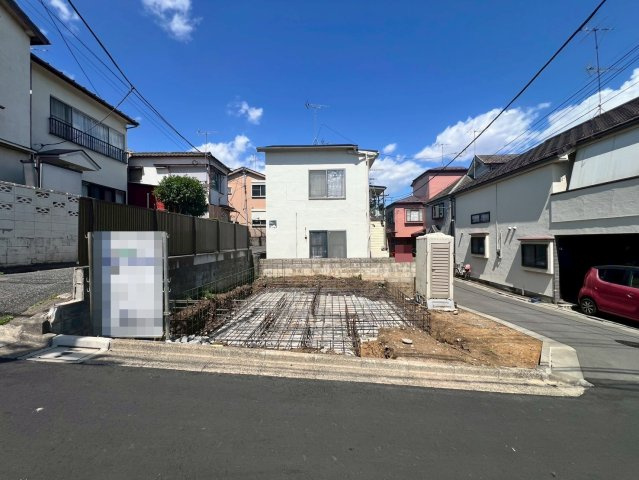 【外観】 | 板橋区赤塚５丁目　新築戸建て | 【更地時現地】あたたかな陽だまりに包まれる快適な立地です