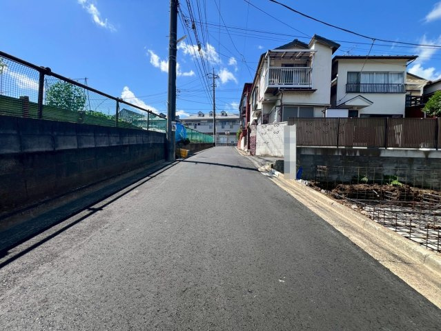 【前面道路含む現地写真】 | 板橋区赤塚５丁目　新築戸建て | 見通しの良いエリアで、お車の運転も安心のエリアです