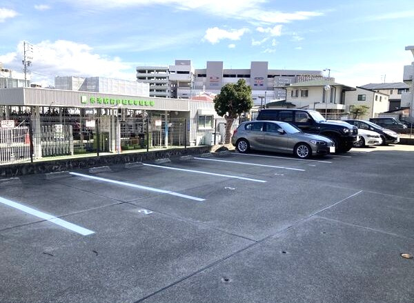 アーバンビル早川の駐車場