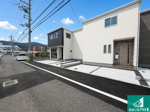 ♦東大阪市元町　第1期　新築一戸建ての前面道路含む現地写真|周辺は閑静な住宅街！前面道路広々で車の出し入れも便利です。駐車が苦手な方でも安心して車庫入れできます！