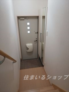 安芸高田市八千代町下根のアパートの玄関