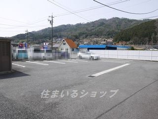 安芸高田市八千代町下根のアパートの駐車場