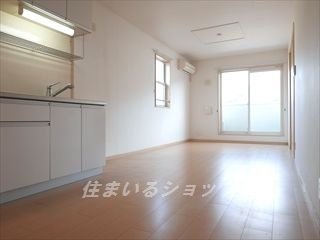 安芸高田市八千代町下根のアパートの居間・リビング|エアコン付き