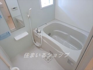 安芸高田市八千代町下根のアパートの浴室|追い焚き・浴室暖房乾燥機・窓あり