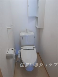 フリーデＢ棟のトイレ|シャワートイレ・収納棚あり