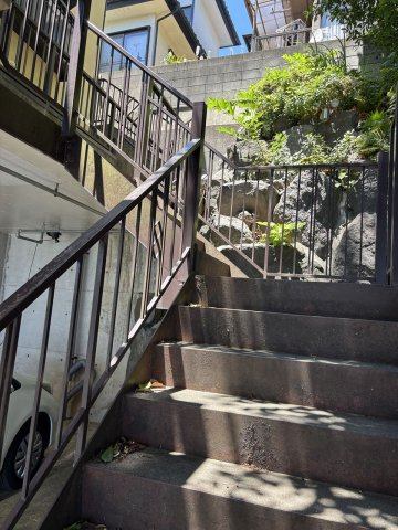 商談中　海と小室山を望む　利便性の良い川奈ロイヤルハイムのその他|駐車場から階段で2階に上がります