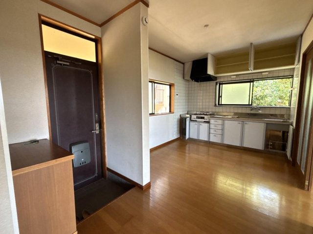 商談中　海と小室山を望む　利便性の良い川奈ロイヤルハイムのキッチン|ダイニングテーブルを置くスペースもあります