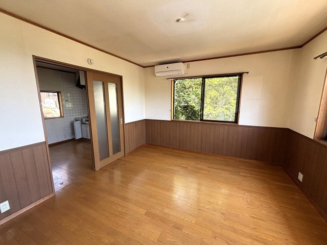 商談中　海と小室山を望む　利便性の良い川奈ロイヤルハイムの洋室|海と、春には桜がきれいな洋室