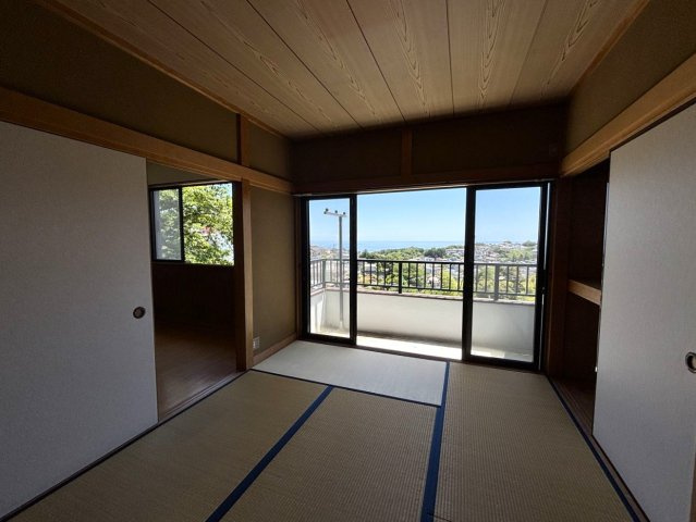 商談中　海と小室山を望む　利便性の良い川奈ロイヤルハイムの和室|明るい和室