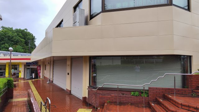 伊豆急行　川奈駅ビル内貸店舗の外観