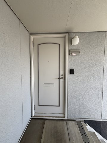 ロイヤルヒルズ　Ａ棟の玄関|お部屋は2階になります