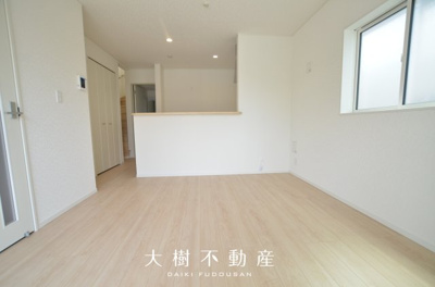 【居間・リビング】 | 綾瀬市小園南２丁目 新築戸建て　全2棟【仲介手数料無料】 | 【仲介手数料無料でご紹介可能です】大樹不動産