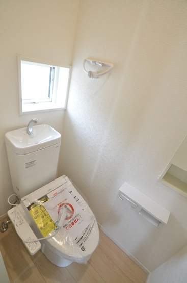 【トイレ】 | 綾瀬市小園南２丁目 新築戸建て　全2棟【仲介手数料無料】 | 1階