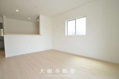 【居間・リビング】 | 綾瀬市小園南２丁目 新築戸建て　全2棟【仲介手数料無料】
