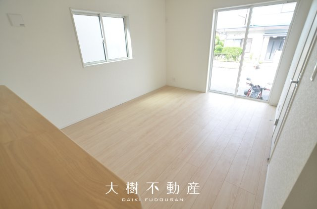 【居間・リビング】 | 綾瀬市小園南２丁目 新築戸建て　全2棟【仲介手数料無料】
