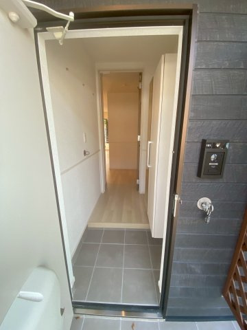 【玄関】 | ※同タイプの写真となります。