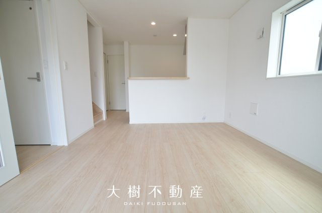 【居間・リビング】 | 綾瀬市小園南２丁目 新築戸建て　全2棟【仲介手数料無料】 | 宅地建物取引士による不動産のご説明・現地のご案内、住宅金融普及協会住宅ローンアドバイザーが住宅ローンのアドバイスから融資実行までのお手伝いをしっかりサポートします♪