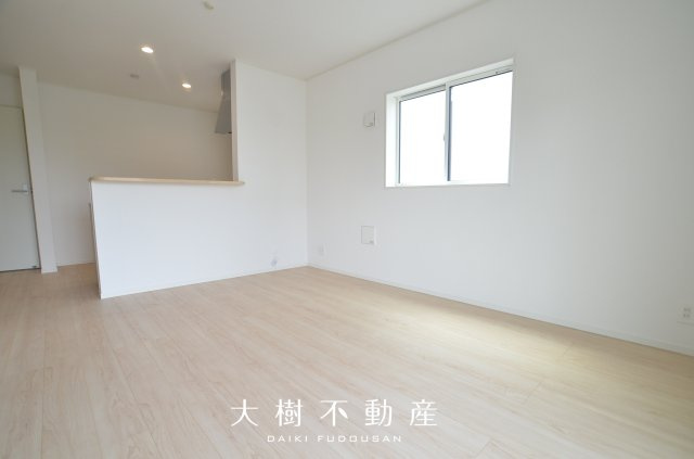 【居間・リビング】 | 綾瀬市小園南２丁目 新築戸建て　全2棟【仲介手数料無料】