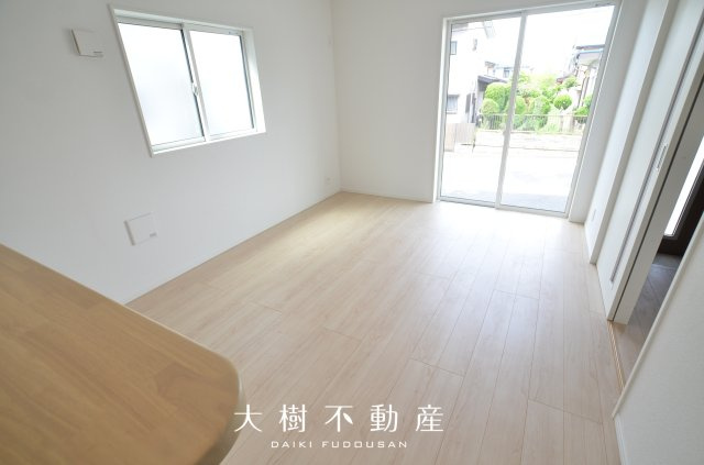 【居間・リビング】 | 綾瀬市小園南２丁目 新築戸建て　全2棟【仲介手数料無料】