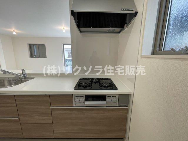高柳7丁目　新築一戸建ての設備|ビルトイン3口コンロ
■物件内覧・資金計画相談・住宅ローン相談、リフォーム相談、お問合せ受付中■
※当日・翌日のご内覧、ご相談はお電話でのお問合せがスムーズです！