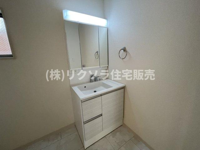 高柳7丁目　新築一戸建ての独立洗面台|三面鏡付き独立洗面台
■物件内覧・資金計画相談・住宅ローン相談、リフォーム相談、お問合せ受付中■
※当日・翌日のご内覧、ご相談はお電話でのお問合せがスムーズです！