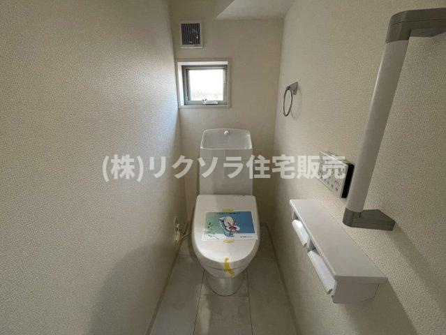 高柳7丁目　新築一戸建てのトイレ|1階　温水洗浄便座付き
■物件内覧・資金計画相談・住宅ローン相談、リフォーム相談、お問合せ受付中■
※当日・翌日のご内覧、ご相談はお電話でのお問合せがスムーズです！
