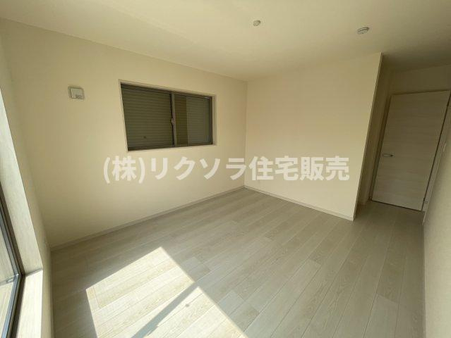 高柳7丁目　新築一戸建ての寝室|洋室7.7帖
■物件内覧・資金計画相談・住宅ローン相談、リフォーム相談、お問合せ受付中■
※当日・翌日のご内覧、ご相談はお電話でのお問合せがスムーズです！