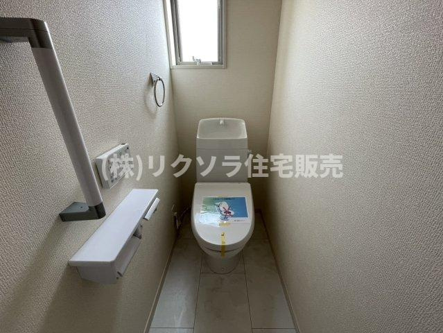 高柳7丁目　新築一戸建ての内装|2階　トイレ　温水洗浄便座付き
■物件内覧・資金計画相談・住宅ローン相談、リフォーム相談、お問合せ受付中■
※当日・翌日のご内覧、ご相談はお電話でのお問合せがスムーズです！