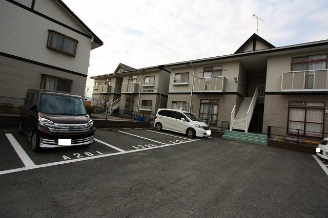 【駐車場】 | ドミール鳥井Ａ | 駐車場があるので、車を買う予定の方も安心です