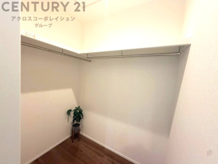 収納力が高く洋服や小物を整理しやすく、更衣室のように使え、部屋がすっきり保てます。収納の配置を自由に調整でき、換気性が良く防湿・防虫対策も可能。快適で機能的な生活空間を実現できます♪