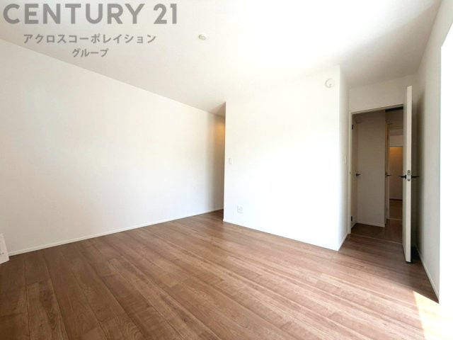 子供部屋…創造性や成長を促す遊びの空間を提供。学習や趣味に集中できる環境を整えます。個別のプライベートスペースは自己表現と自立心を育み、心地よい睡眠環境を整えリラックスできる場所を提供。