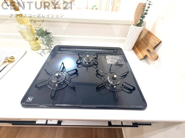 多数の調理器具を同時に使用でき、料理の効率化が可能。省エネで節約になり、様々な料理スタイルに適応できます。また、火力調整が独立しており、手入れや掃除もしやすく、今よりもっとお料理が楽しくなるかも。