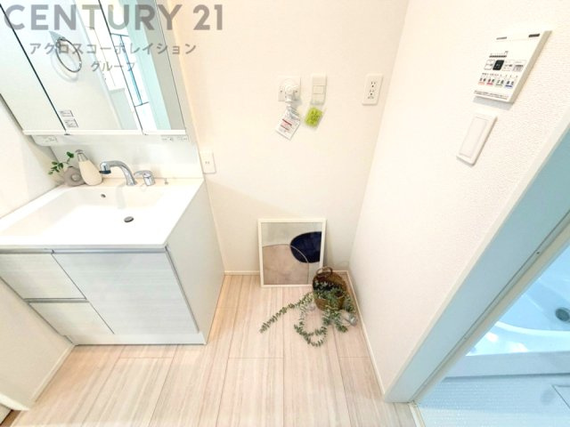 洗濯物の仕分け作業がしやすく、整理整頓が容易になります。洗濯音や湿気を他の部屋に持ち込まず、生活環境を快適に保ちます。上部を活用すれば収納スペースを確保でき洗剤や洗濯用品の整理もしやすくなります。