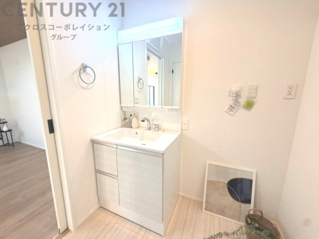 化粧品や洗顔料、歯ブラシなどの必需品をまとめて置ける収納スペースがあり、使用するたびに取り出す手間が省けます。また、水回りのため、濡れても大丈夫な素材が使用されており、お手入れが簡単です。