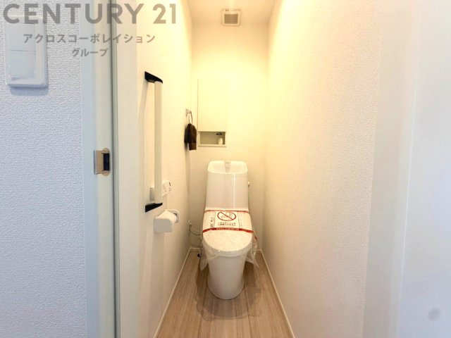 温水洗浄便座付トイレは温水洗浄機能により、暖かい水でおしりを洗浄することができ、冷たい水を使う従来の便座に比べ、温水洗浄機能で暖かいトイレを提供し、快適な使用を可能にします。