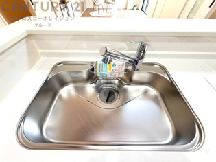 大きなシンクでお鍋などの大きな調理器具を洗う際にも便利です。
