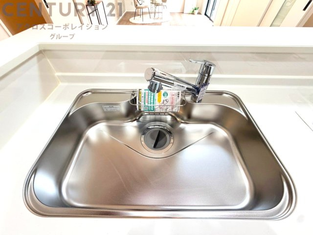 大きなシンクでお鍋などの大きな調理器具を洗う際にも便利です。
