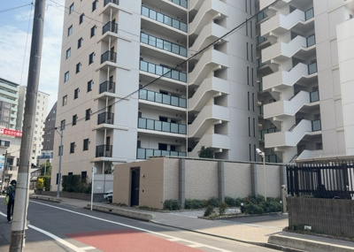 【外観】 | エクセレントシティ相模原ステーションアリーナ | 隣家の土地はどうなっているのか、生活利便施設が近くにあるのか、学校まで近いかなど、お客様のライフスタイルにあわせたイメージが重要です。また、近くにあると困る施設が近くにないかも確認するといいでしょう。