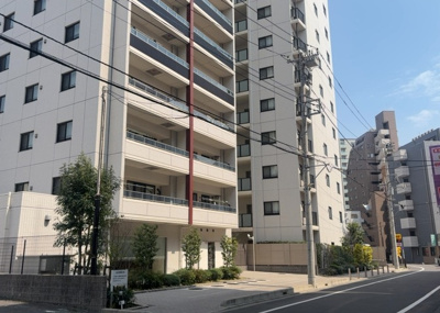 【外観】 | エクセレントシティ相模原ステーションアリーナ | 外観はマンション管理がされているかの目安になります。築年数が古いと、壁面は劣化してひび割れが生じることも！建物が古びていても細かいところが修繕されていると、きちんと管理されているなぁと感じるでしょう。
