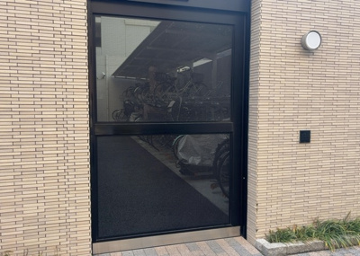 【駐車場】 | エクセレントシティ相模原ステーションアリーナ | 車一台あたりに必要なスペースは、標準サイズの普通自動車で横幅2m50cm、長さ5mは必要になります。ただし、乗降のことも考慮して横幅3m30cm、長さ5m50cmほどは確保できるところを選びましょう。