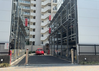 【駐車場】 | エクセレントシティ相模原ステーションアリーナ | 駐車場と明記されていても、最小スペースでつくられた駐車場だと大型車は駐車できなかったり、出入りしにくくなったりする可能性があります。お車のサイズと購入したい物件の駐車場のサイズを現地で確認しましょう。