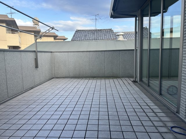 用宗三丁目店舗付中古住宅のバルコニー