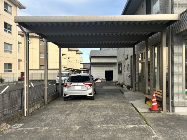 用宗三丁目店舗付中古住宅の駐車場