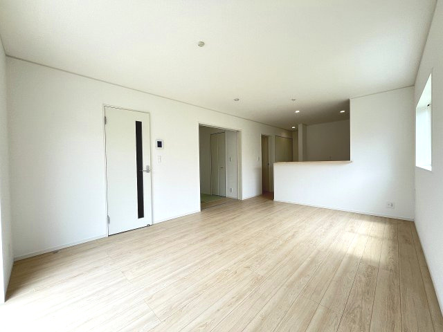 【居間・リビング】 | 那珂川市今光8丁目第2　1号棟（全3棟）【仲介手数料無料・0円】 | 現地写真。