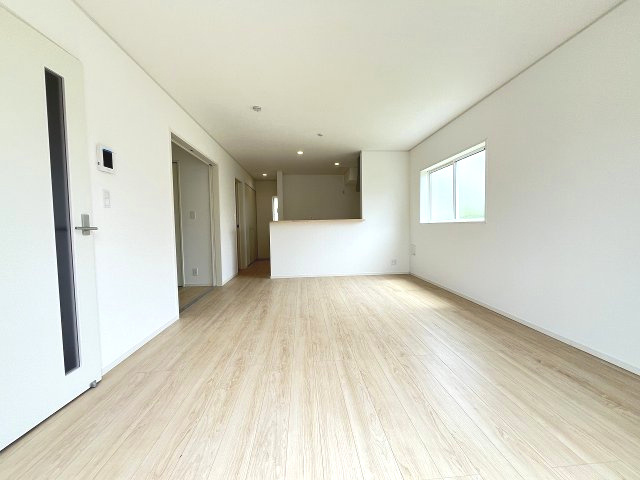 【居間・リビング】 | 那珂川市今光8丁目第2　1号棟（全3棟）【仲介手数料無料・0円】 | 現地写真。
