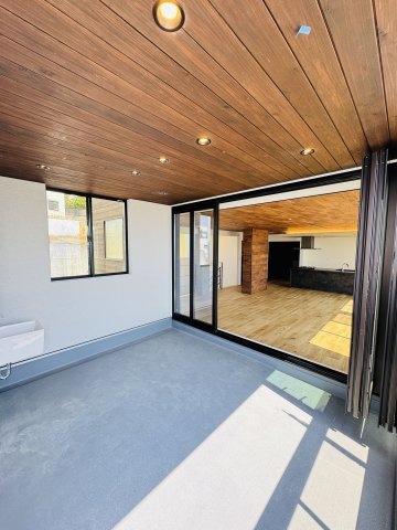 KAMAKURAYAMA HILLS — 海と富士を望む邸宅のバルコニー