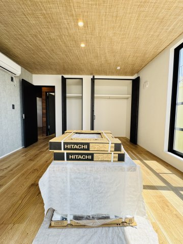 KAMAKURAYAMA HILLS — 海と富士を望む邸宅の洋室