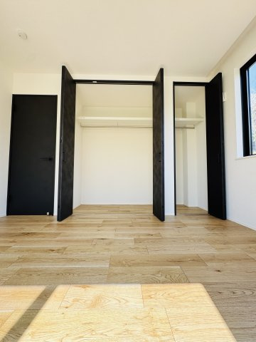 KAMAKURAYAMA HILLS — 海と富士を望む邸宅の洋室