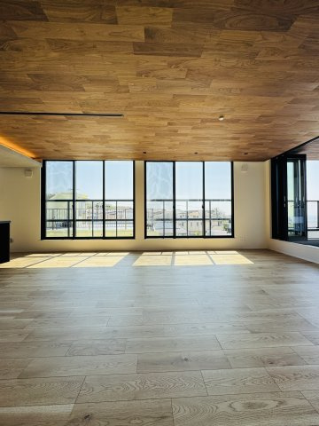 KAMAKURAYAMA HILLS — 海と富士を望む邸宅のダイニング