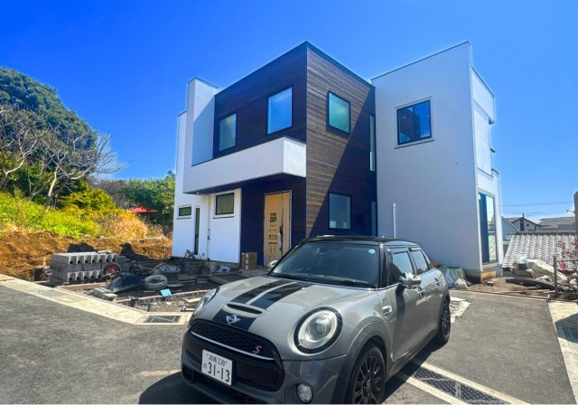 KAMAKURAYAMA HILLS — 海と富士を望む邸宅の外観